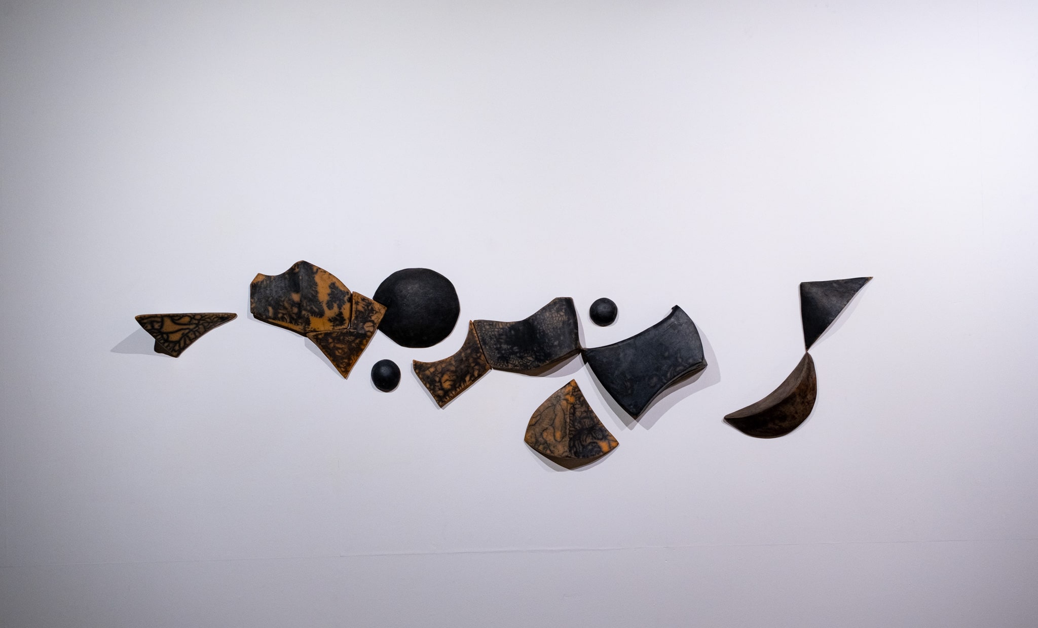 Bedforms. Shupiwe Chongwe, Fragments of vases, dimensions variable. PS Art Space, Perth, Australia. Courtesy of Shupiwe Chongwe