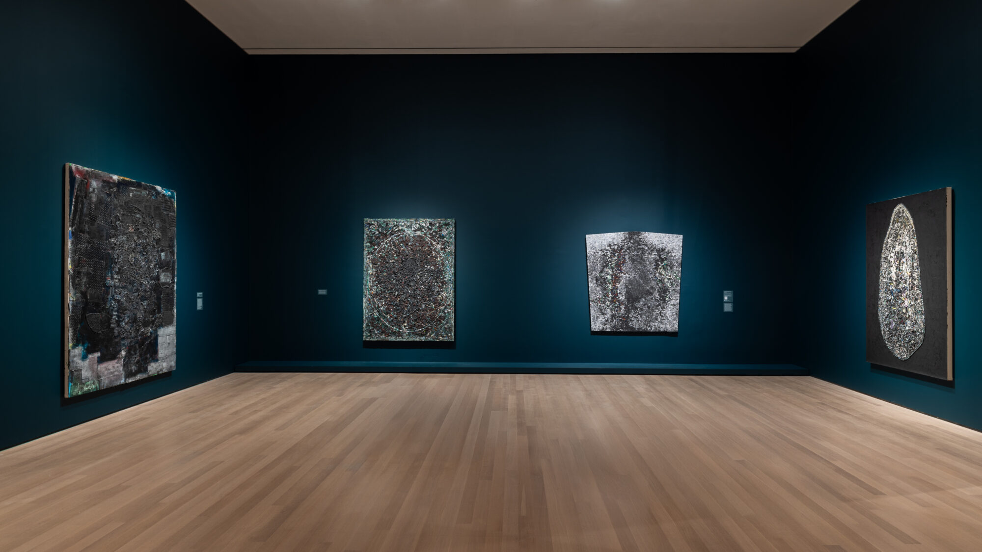 Veduta dell'installazione di Jack Whitten: The Messenger, in mostra al Museum of Modern Art di New York dal 23 marzo al 2 agosto 2025. Foto: Jonathan Dorado.