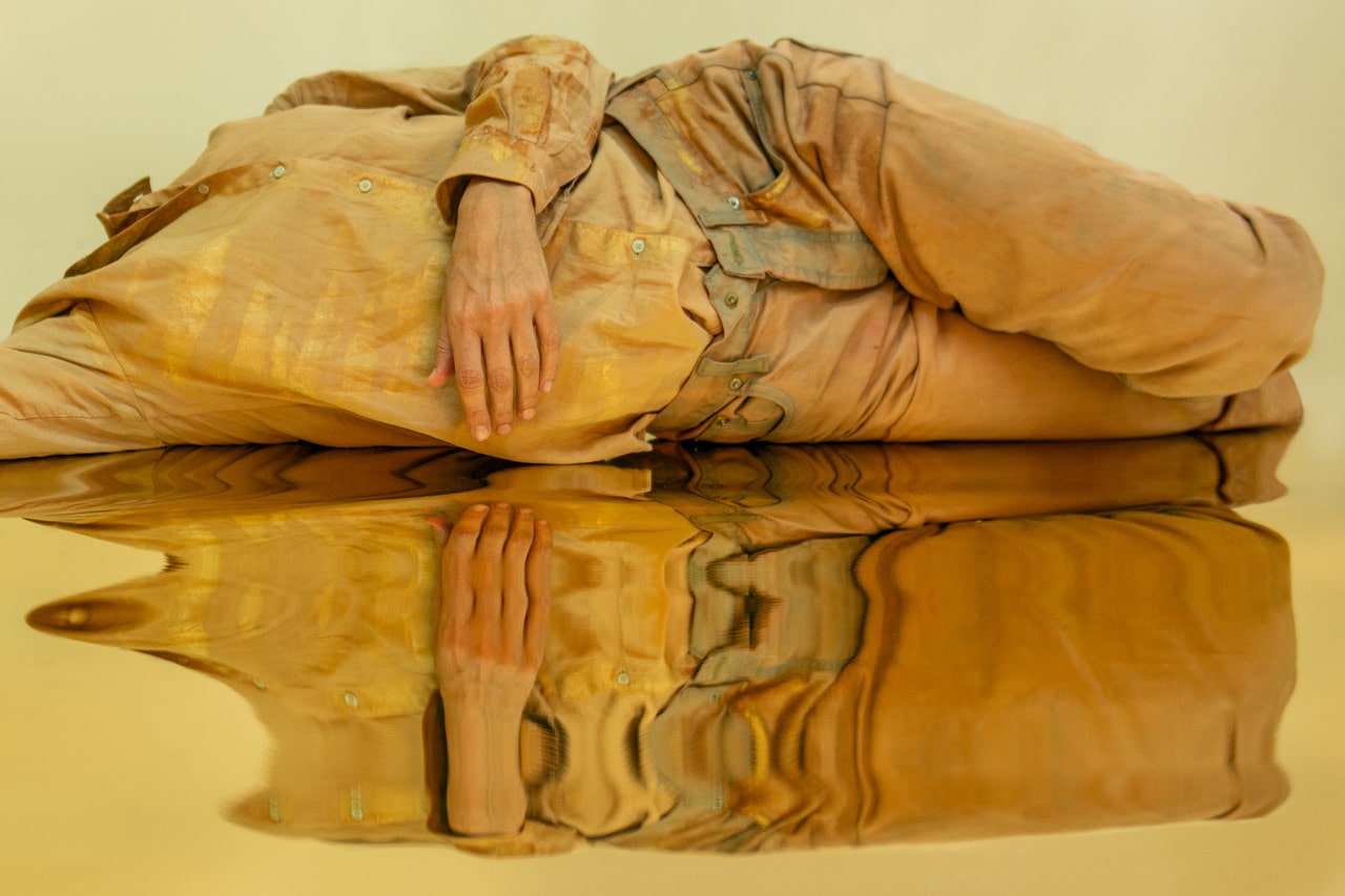 Maria Hassabi I’ll be your mirror, 2023 giclee fine art archival print on Hahnemuehle fibre paper, gold leaf wood frame, UV museum glass ed of 5 +2AP 90 x 135 cm 35.433 x 53.15 in © the artist Courtesy The Breeder, Athens