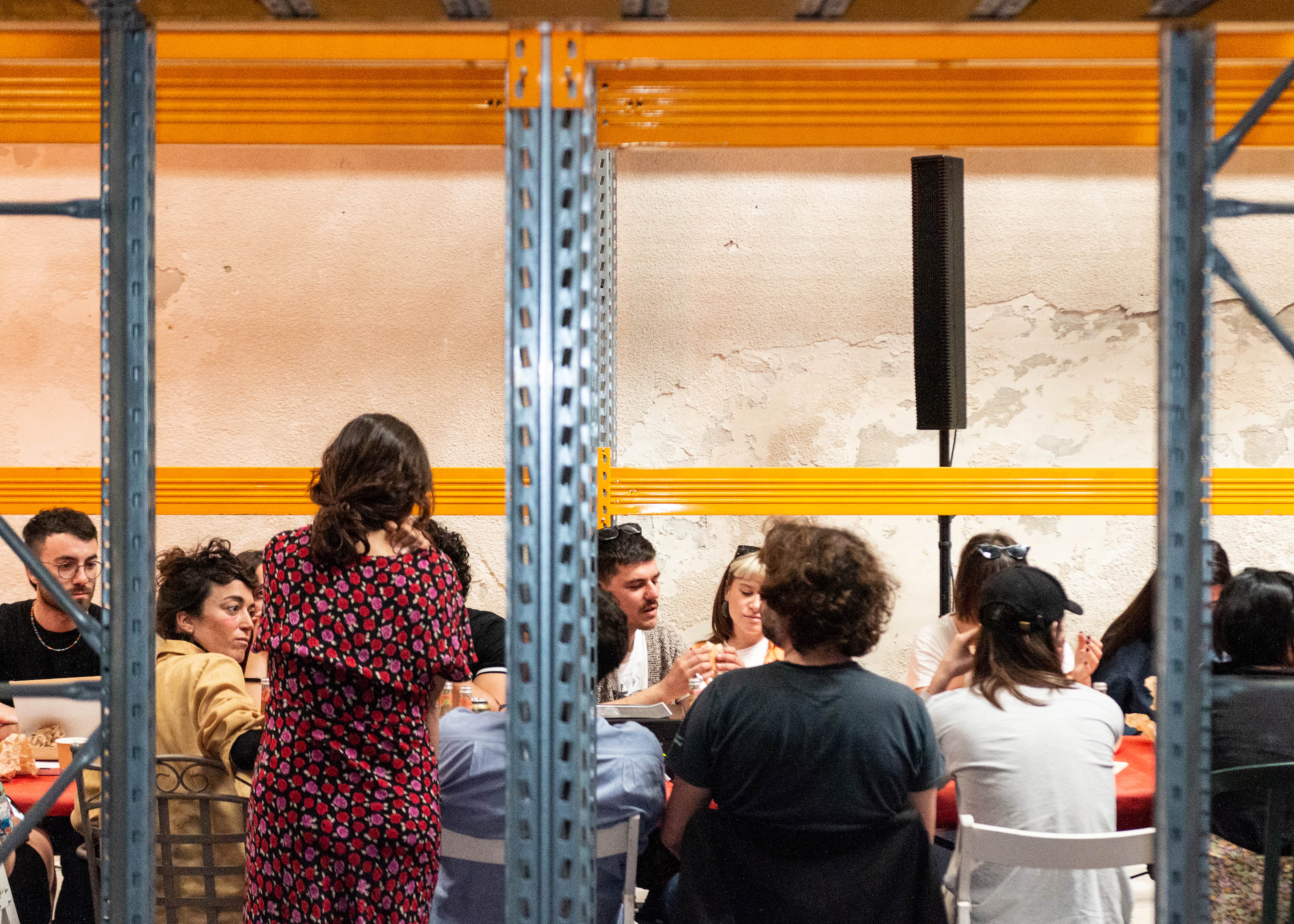 ‘Alla Romana’, a format by Panopticon Zine as part of “Stendalì - suonano ancora | una sagra contemporanea”, curated by Ilaria Leonetti and Rosita Ronzini. Catania, viaraffineria 2023. Ph Francesco Enriquez, courtesy viaraffineria