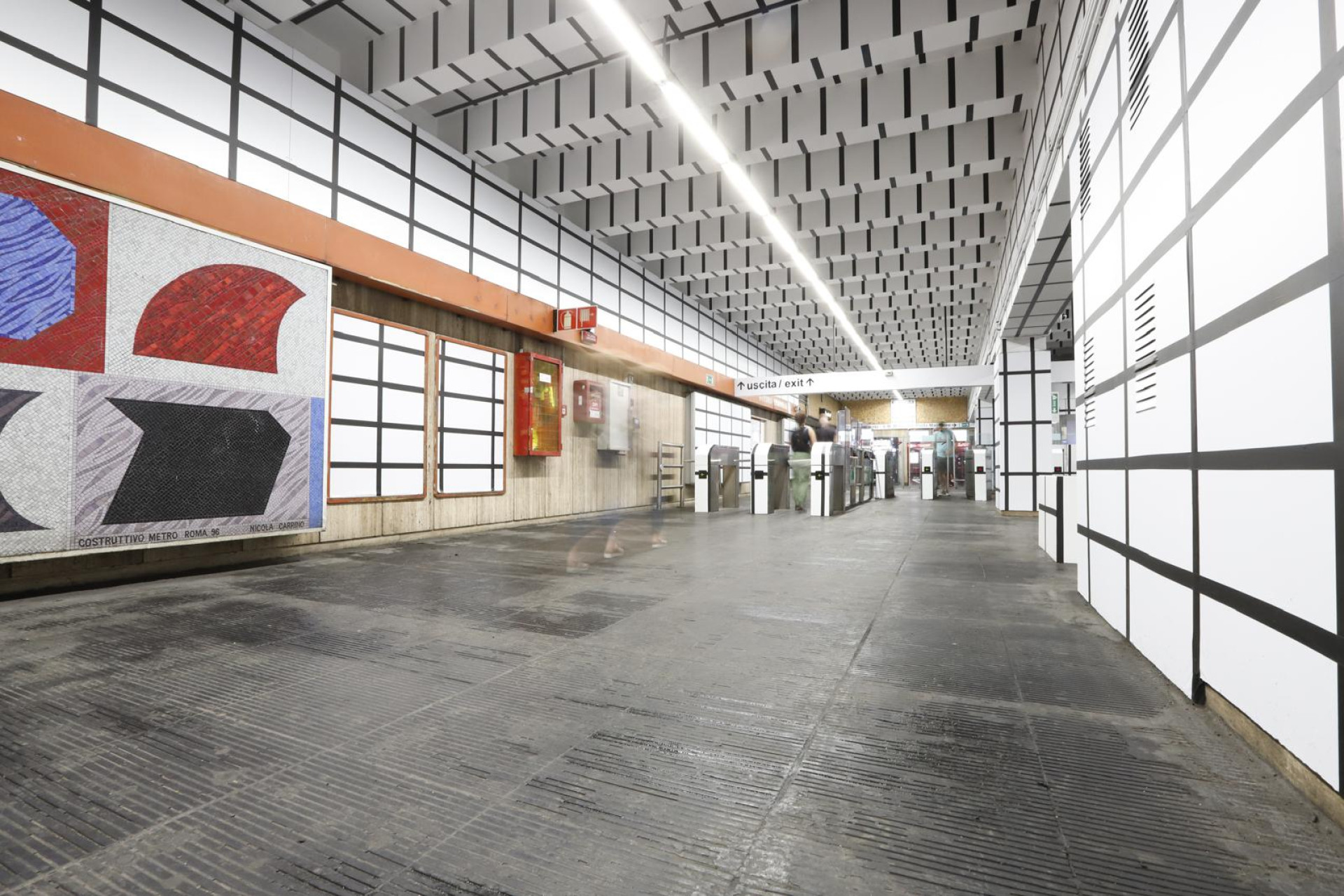Esther Stocker. "Prospettiva comune" , 2024, Nastro nero, pellicola bianca. Courtesy MAXXI e ATAC