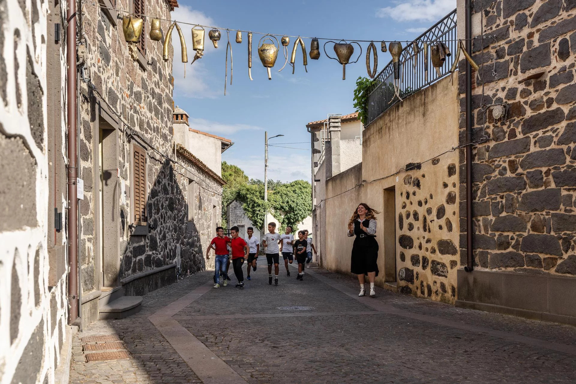 FOTO UNA BOCCATA D’ARTE 2 Una Boccata d’Arte 2024, Virginia Russolo, Campanacci del solstizio (Sos sonazos de primu istíu), Sedilo, Sardegna. Courtesy: Fondazione Elpis. Ph Gianluca Muscas.