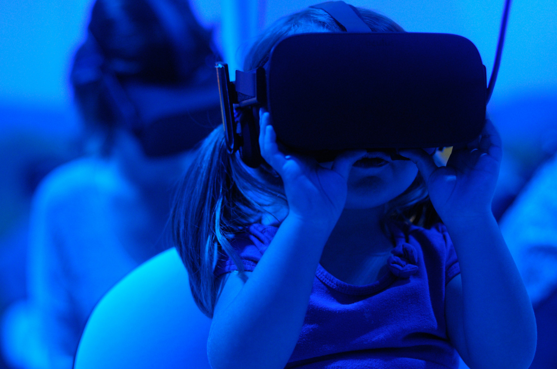Vic Vicente, Bambina con Occhiali VR