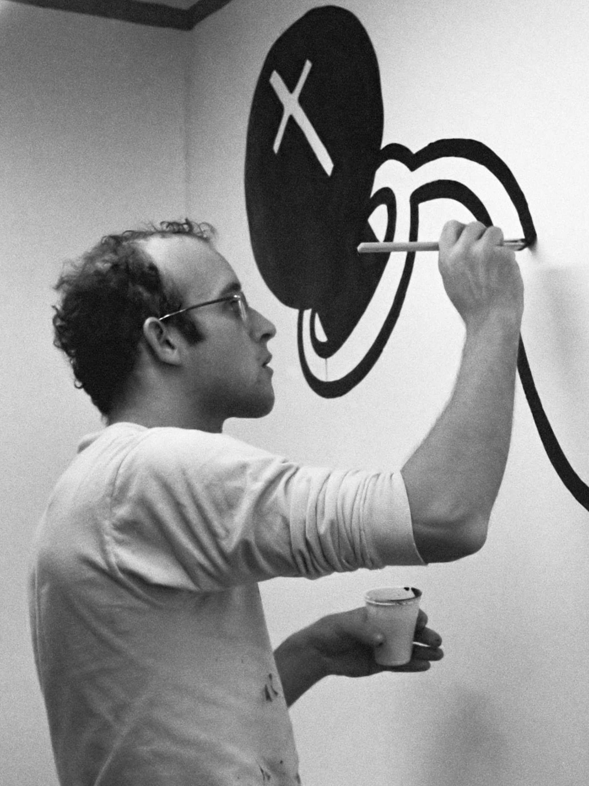 Keith Haring at work in the Stedelijk Museum in Amsterdam by Rob Bogaerts Anefo