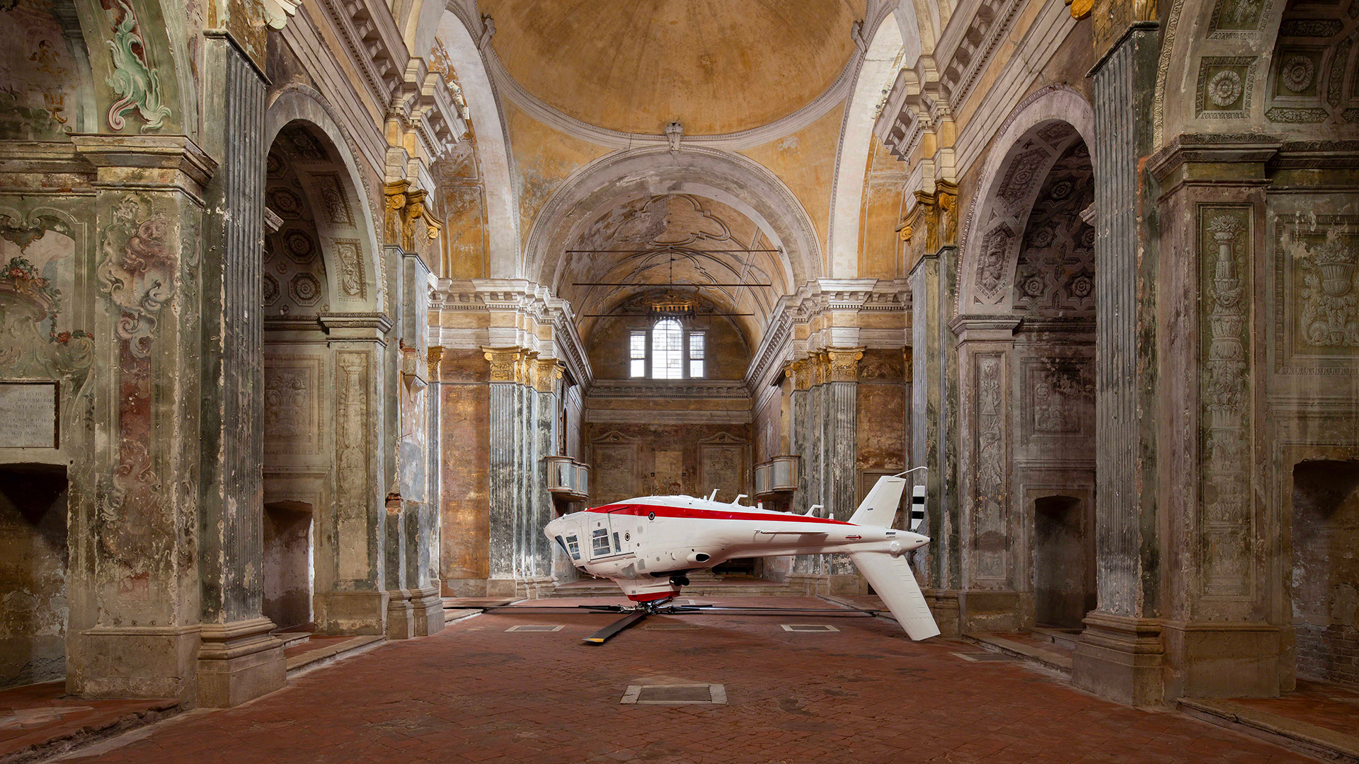 Paola Pivi e l’elicottero capovolto che sfida la realtà nell’ex chiesa di San Carlo a Cremona cover
